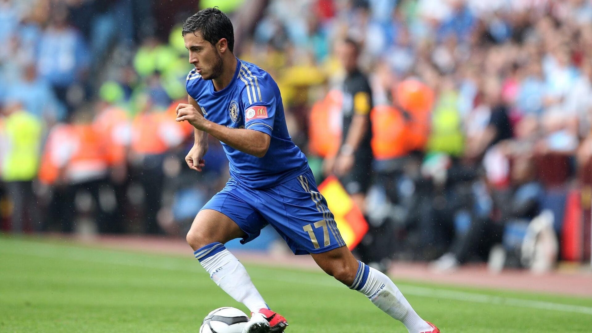 在一次比赛中，他用“完美”挡拆配合助攻队友扣篮，赢得全场掌声！